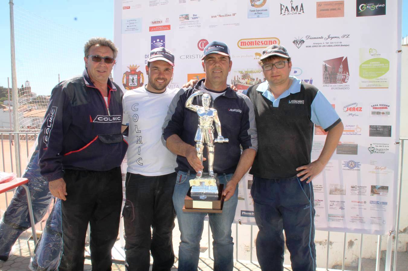 La Agrupación de pescadores de Badajoz, con su premio, junto al presidente de la Sociedad Balboa.P.D.