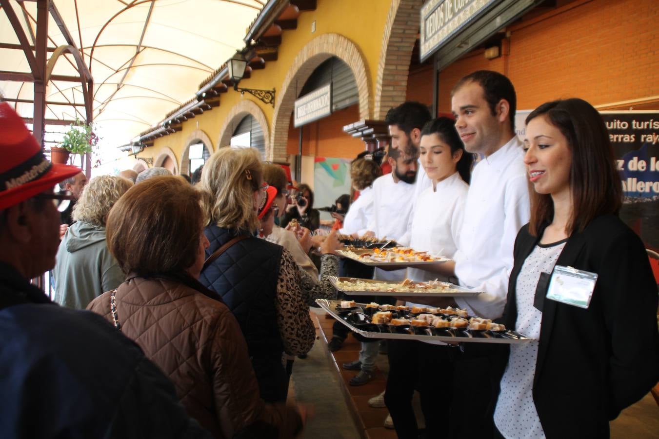 Alumnos de la Escuela de Hostelería de Extremadura ofreciendo las tapas elaboradas.