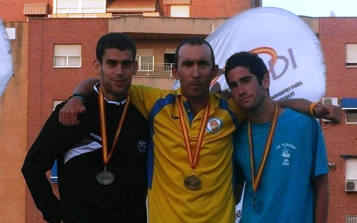 El jerezano Manuel Gómez Lucas (a la derecha)  con su medalla. 