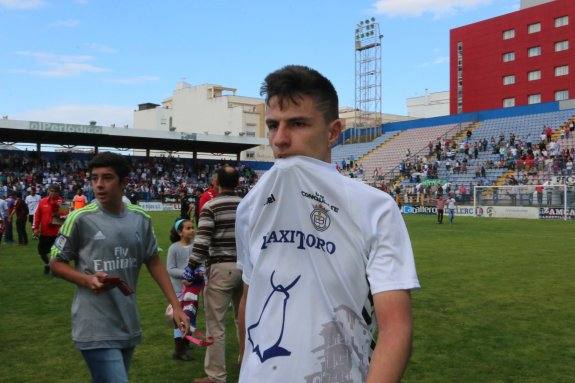Un jugador del Conquense, desolado, tras caer ante el Extremadura..