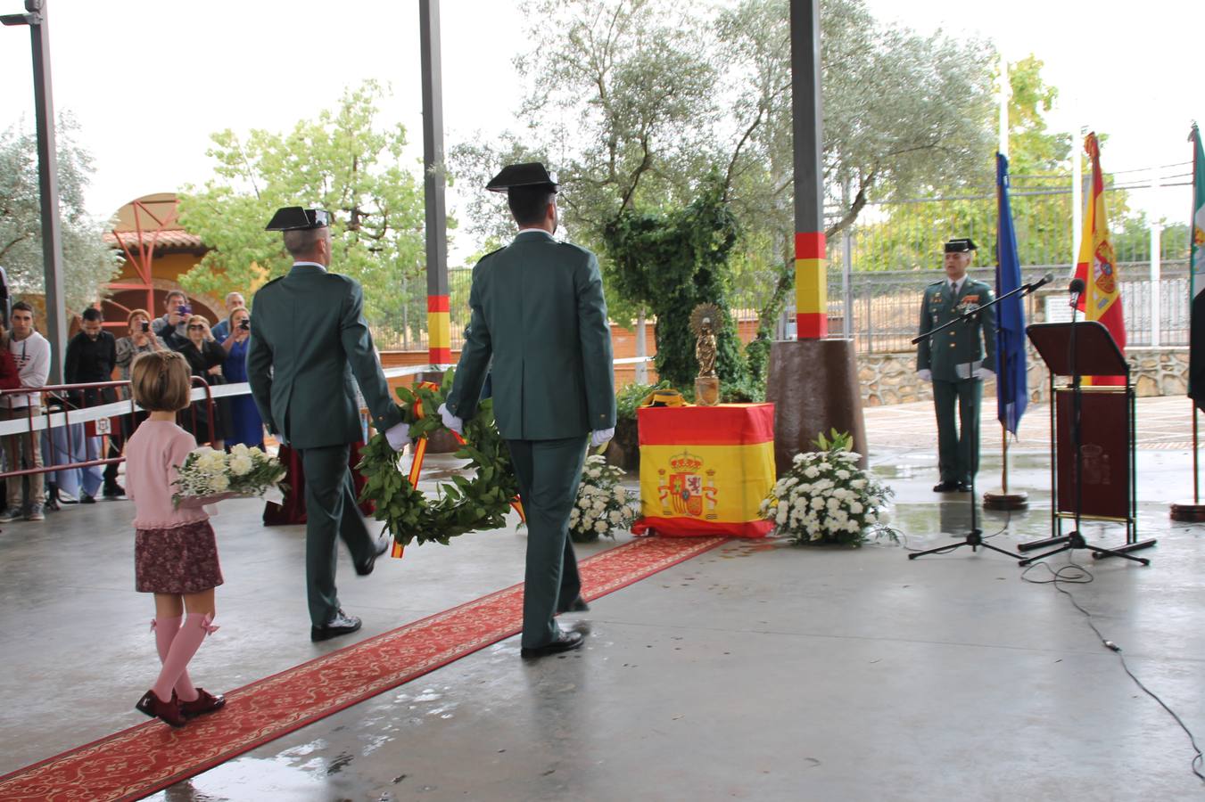 Miembros de ka Guardia Civil colocaron una corona de laurel, en homenaje a los caídos de este Cuerpo, ante la pequeña imagen de la Virgen del Pilar que presidió el acto. MARÍA GAMERO.