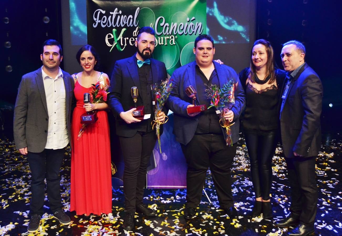 Los tres finalistas de la gala, junto a la alcaldesa de Jerez, el director del Instituto de la Juventud de Extremadura (izquierda) y el director de 'La Trouppe'