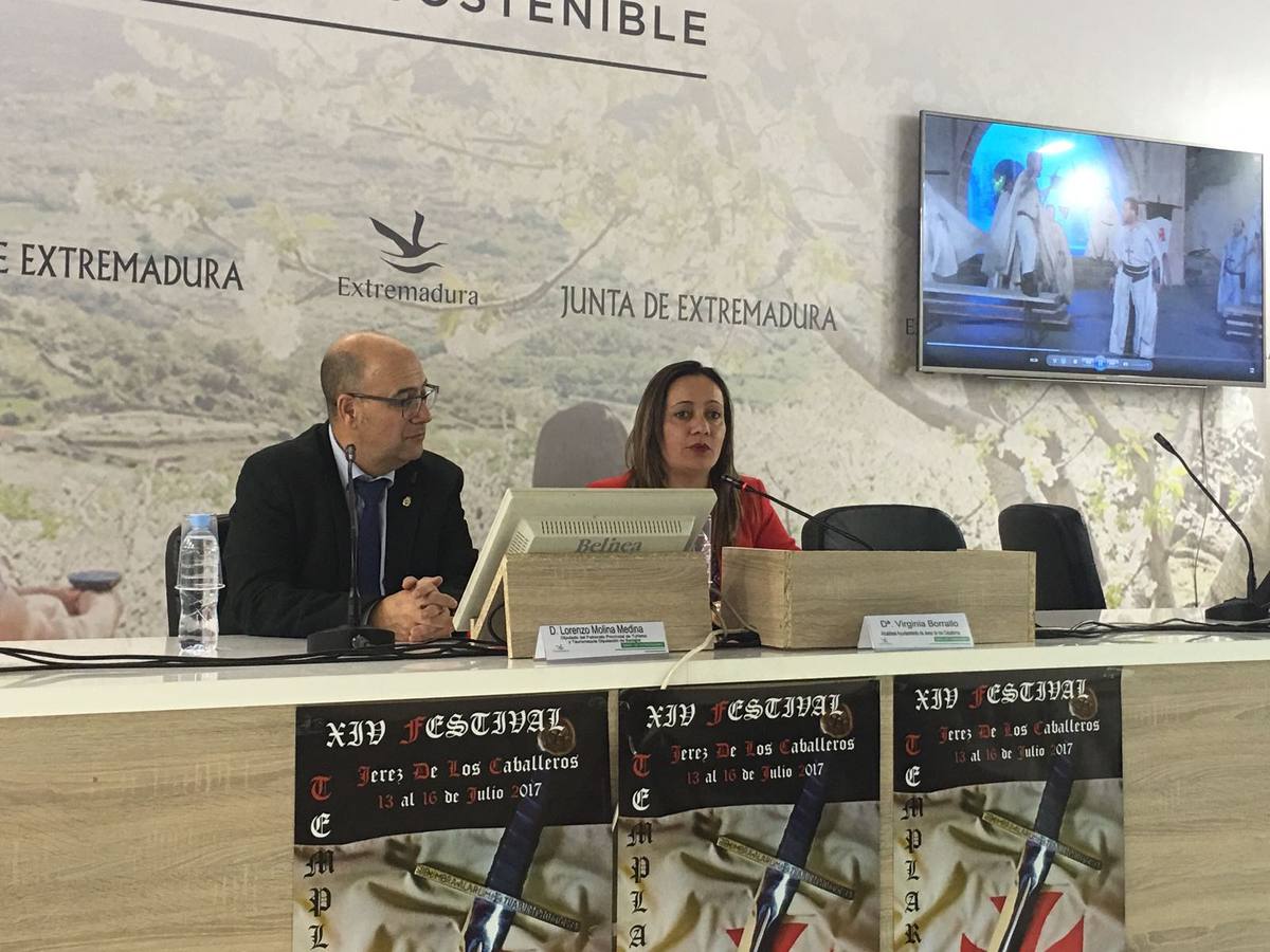 La alcaldesa de Jerez de los Caballero, acompañada por el diputado del Patronato de Turismo, en la presentación del Festival templario hoy en FITUR. 
