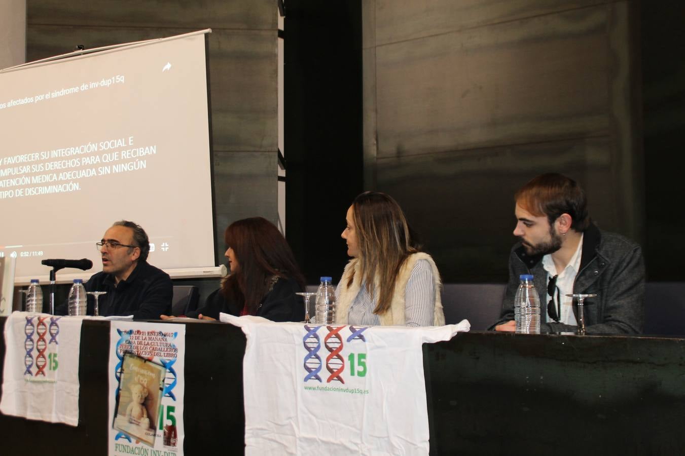 Autoridades y miembfros de la Fundación en el acto de presentación de su libro en Jerez.