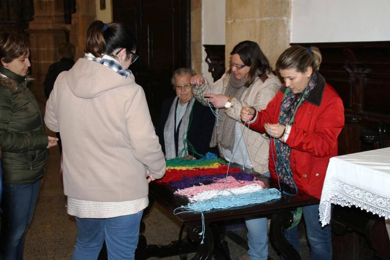Miembros de la Cofradía de Nuestro Padre Jesús vendiendo el cordón de San Blas. 