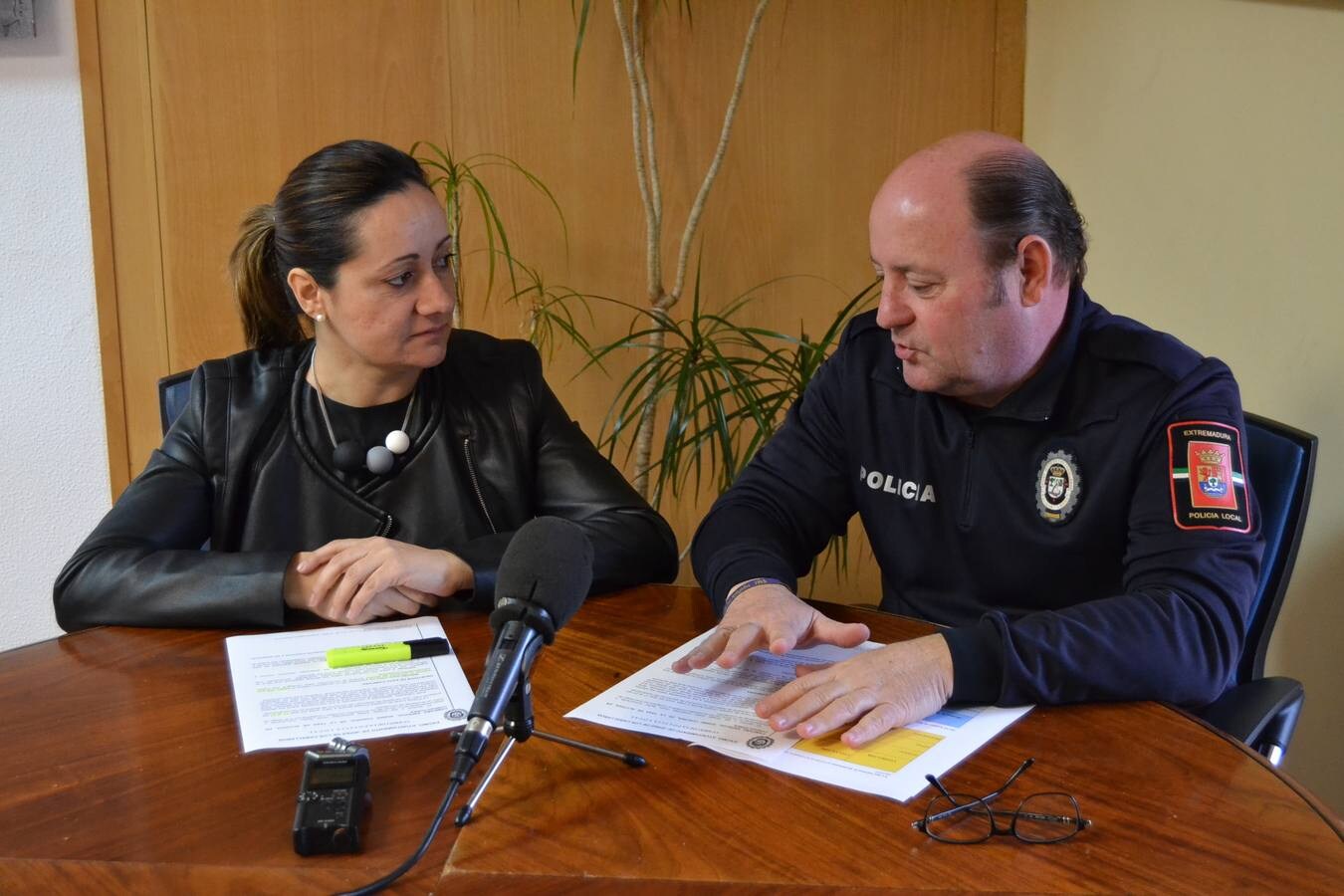 La alcaldesa de Jerez y el jefe de la Policía Local hoy en el presentación de la campaña. Ayuntamiento Jerez de los Caballeros