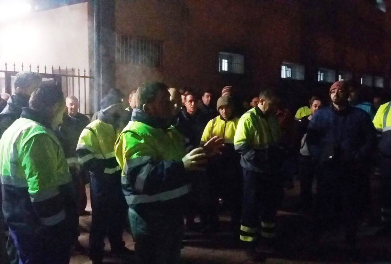 Trabajadores de Siderúrgica Balboa este domingo en uno de los paros intermitentes.