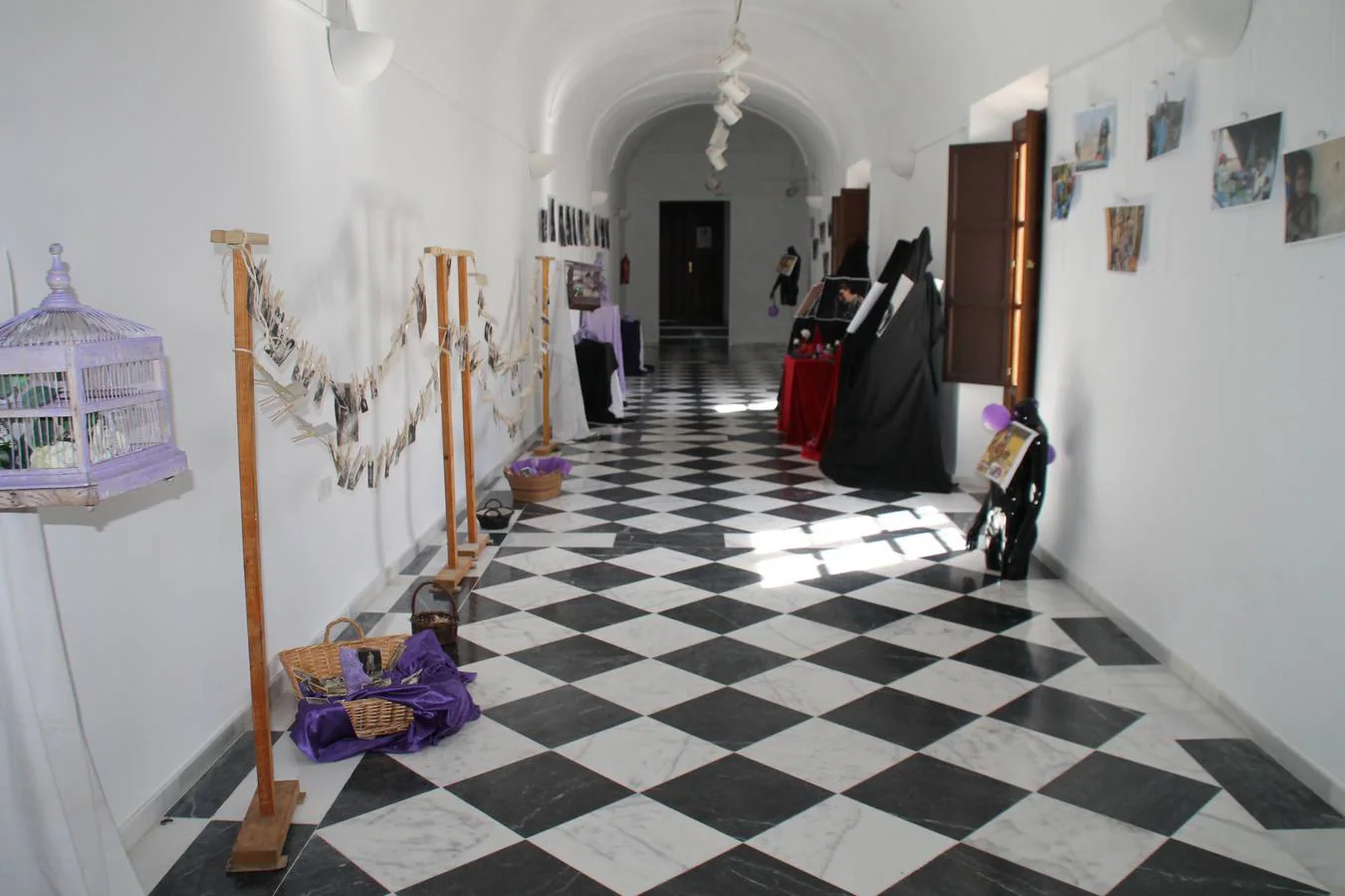 La sala 'Francisco Benavides', en el Conventual San Agustín, acoge varias exposiciones con motivo del 8 de marzo.