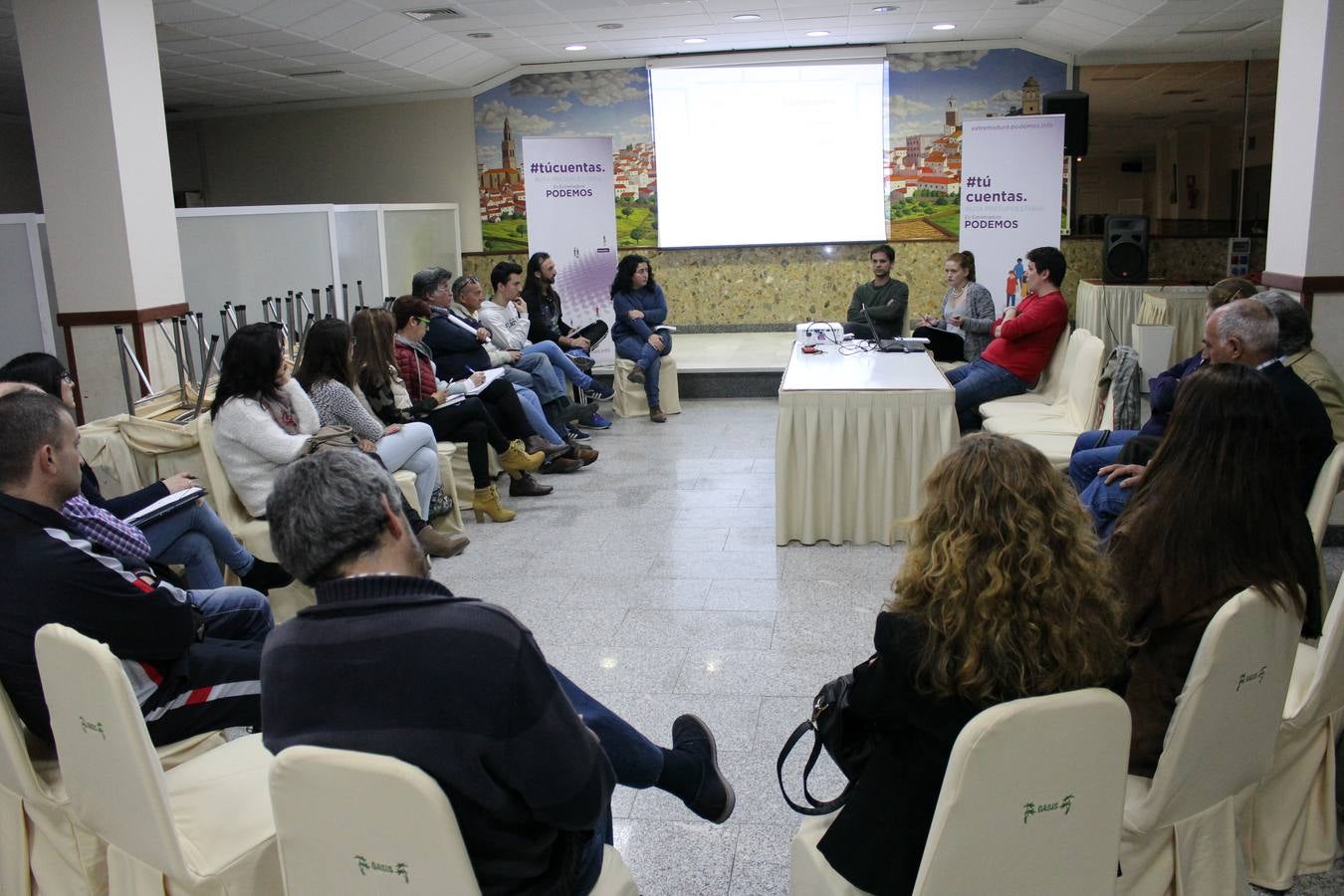 Participantes en el acto de Podemos Extremadura celebrado el pasado viernes en Jerez. 