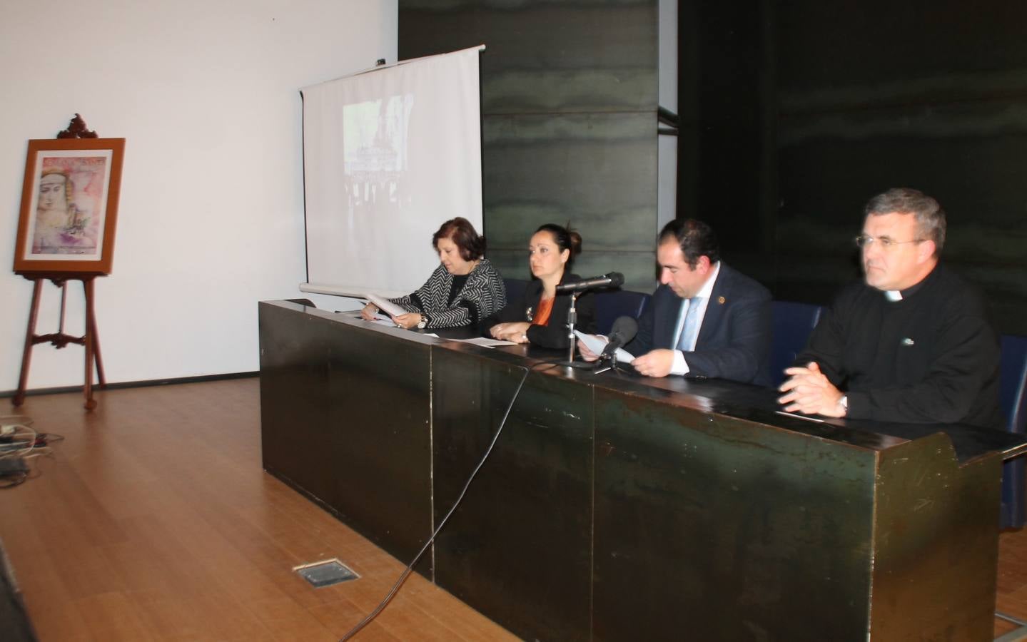 El presidente de la Junta de Cofradías junto a la alcaldesa, el párroco y la coordinadora de la revista-anuario en la presentación de esta publicación.