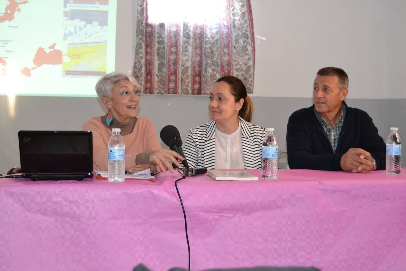 La directora general de Arquitectura (a la izquierda) junto a la alcaldesa de Jerez y el delegado de las pedanías ayer en su encuentro con los vecinos de La Bazana.