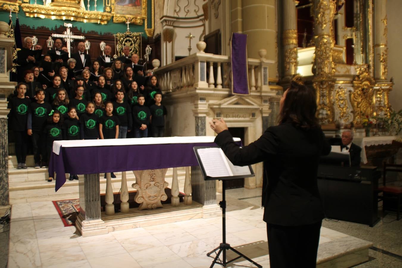 Actuación final de la Coral, el Coro infantil y el organista Santiago Cordero.