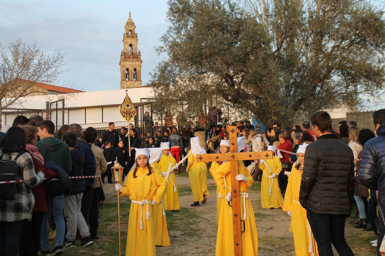 Escolares del Colegio 'El Rodeo', vestidos de nazarenos, en la celebración de su Semana Santa infantil.
