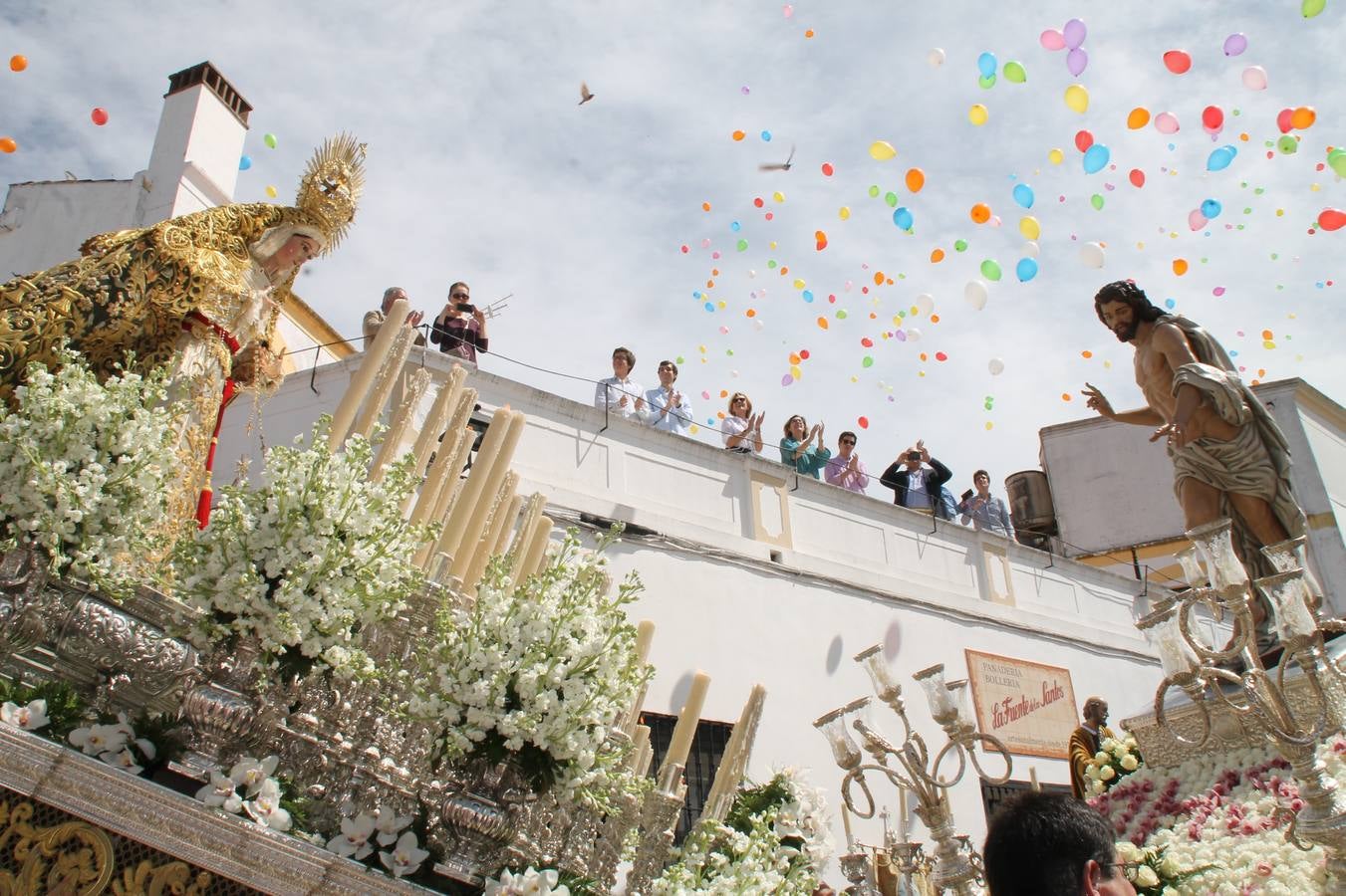 Momento del 'Santo Encuentro' entre Cristo Resucitado y la Virgen del Rosario en la Fuente de los Santos.