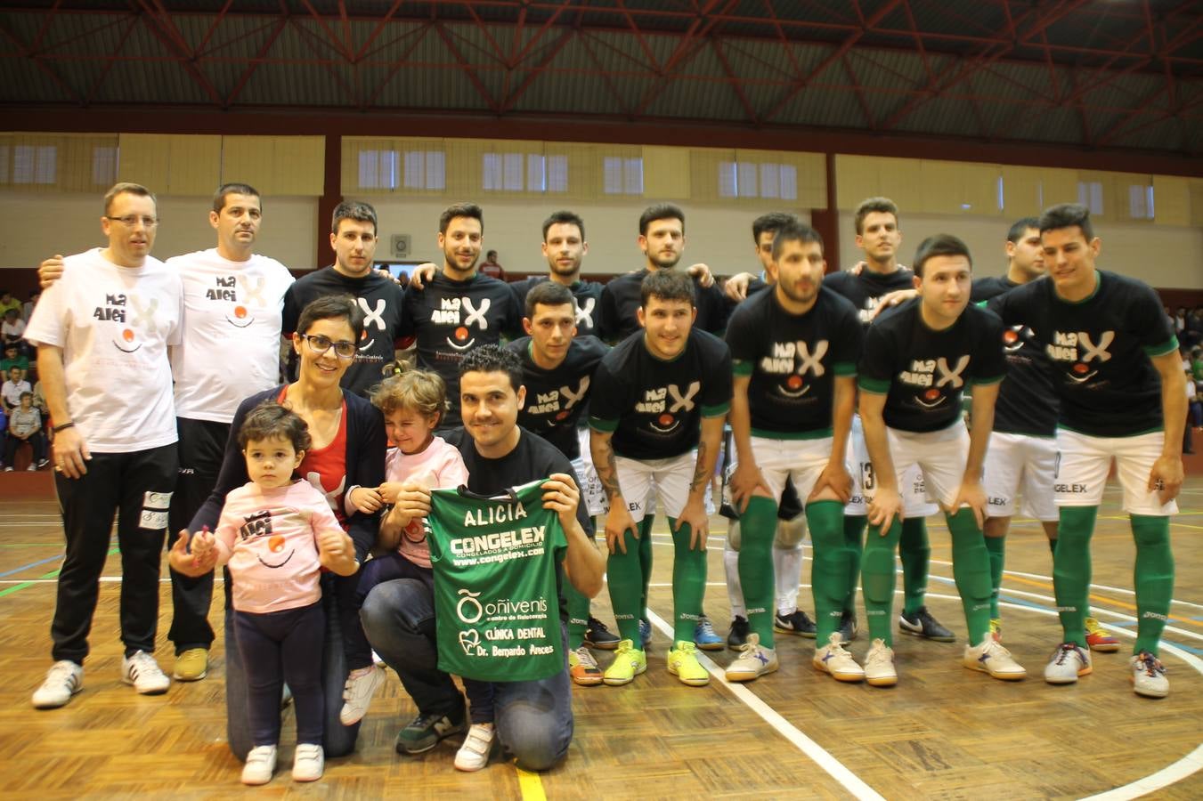 Alicia con sus padres y su hermana junto con el equipo del Jerez Futsal.