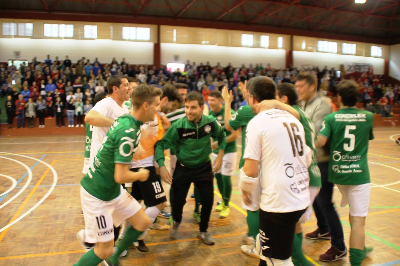 Alegría del equipo de la Asociación Jerez Futsal al término del partido.