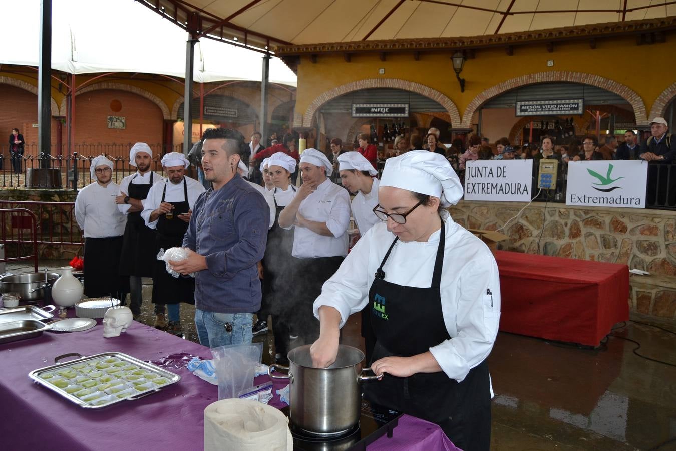 El ganador de Masterchef 3 durante su demostración gastronómica, ayer en el recinto ferial.
