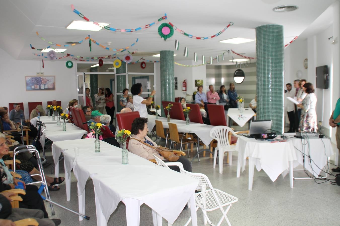  Residentes, autoridades, profesionales del centro y responsables de centros educativos y de colectivos han participado h