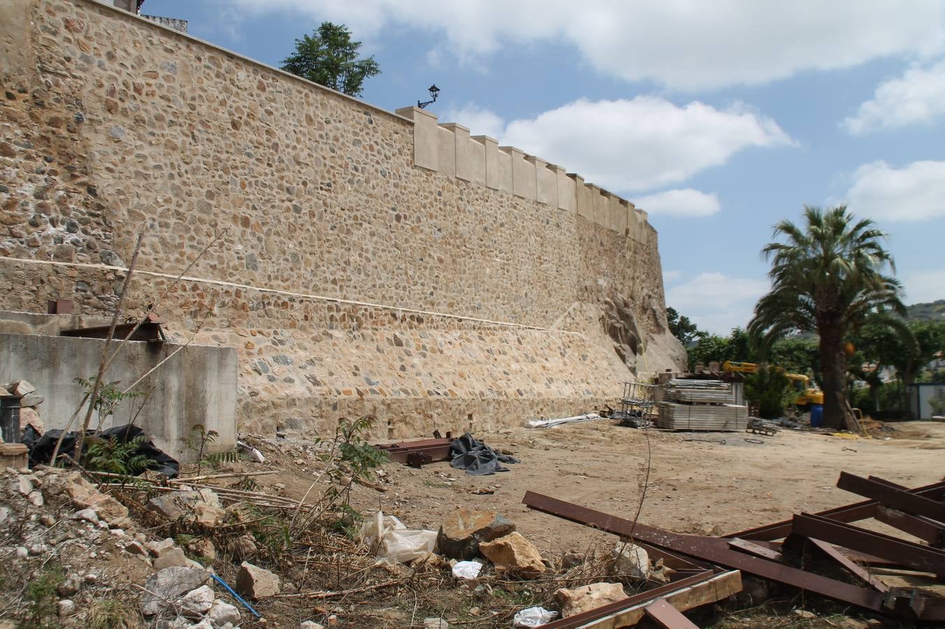 La muralla ya luce libre de la estructura metálica que ha mantenido apuntalados los paños de la misma anexos al tramo que se vino abajo en marzo de 2010.