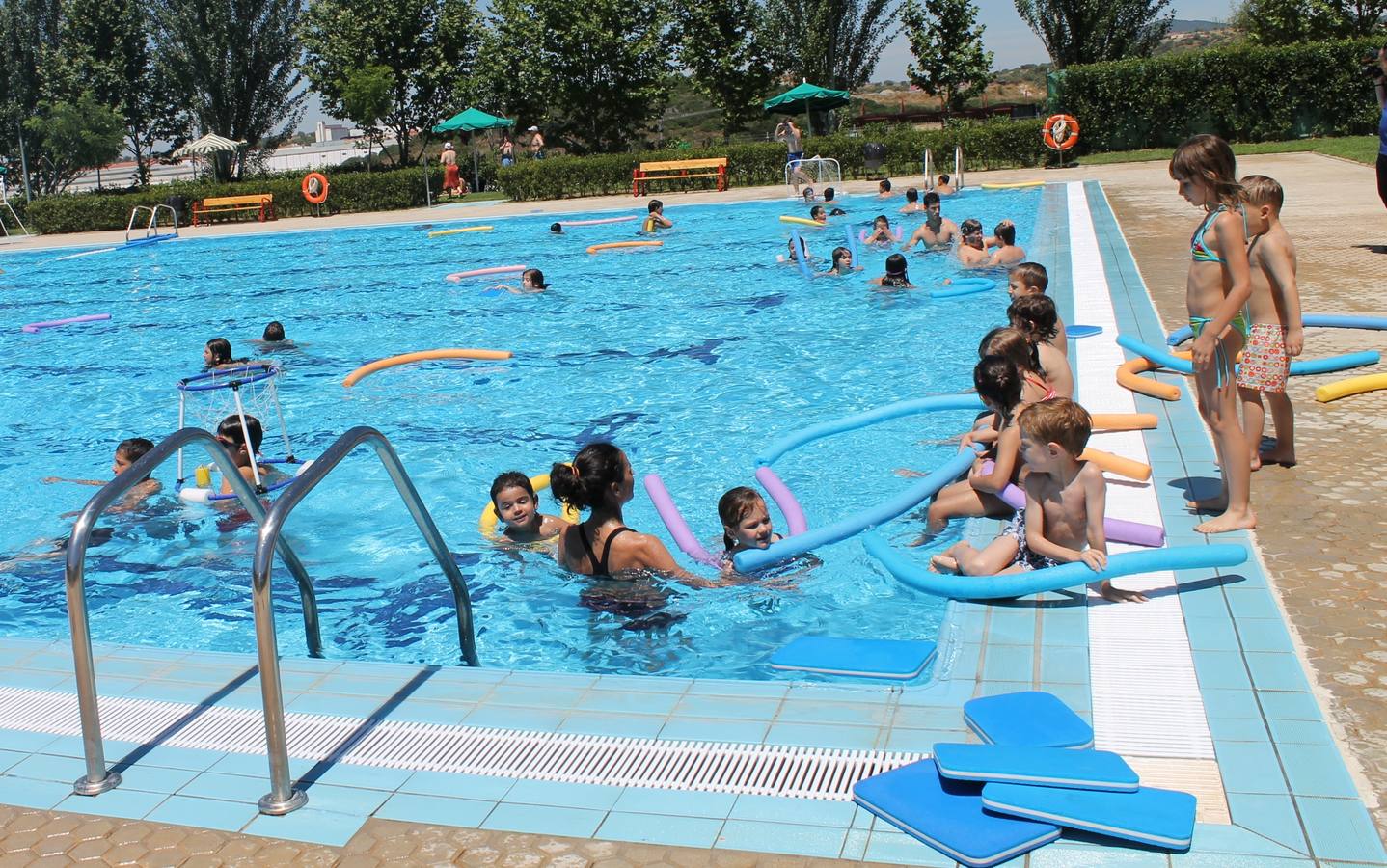 Los juegos y el disfrute de la piscina son una de las actividades estrella del campamento urbano.