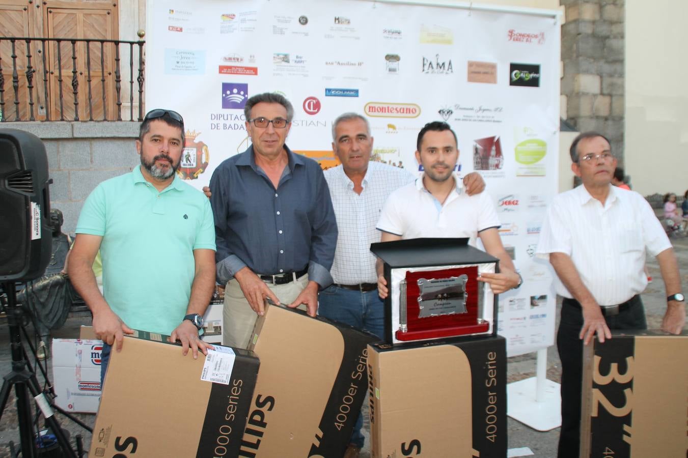 El ganador con su placa junto a los otros tres primeros clasificados y el presidente de la Sociedad de Pesca Balboa.