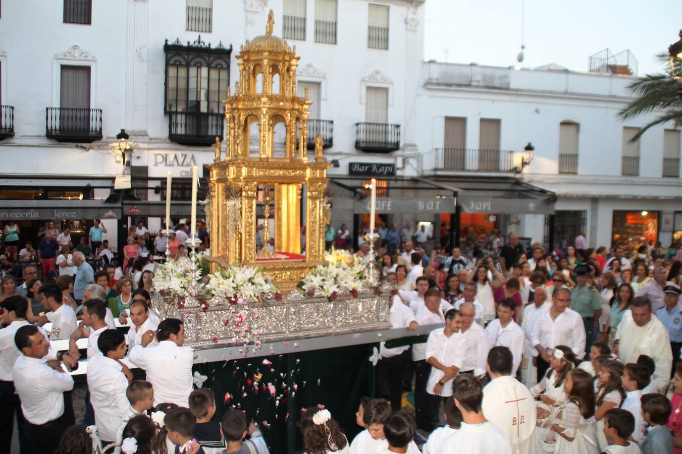 Las calles de Jerez se llenan para acompañar la solemne procesión del Corpus