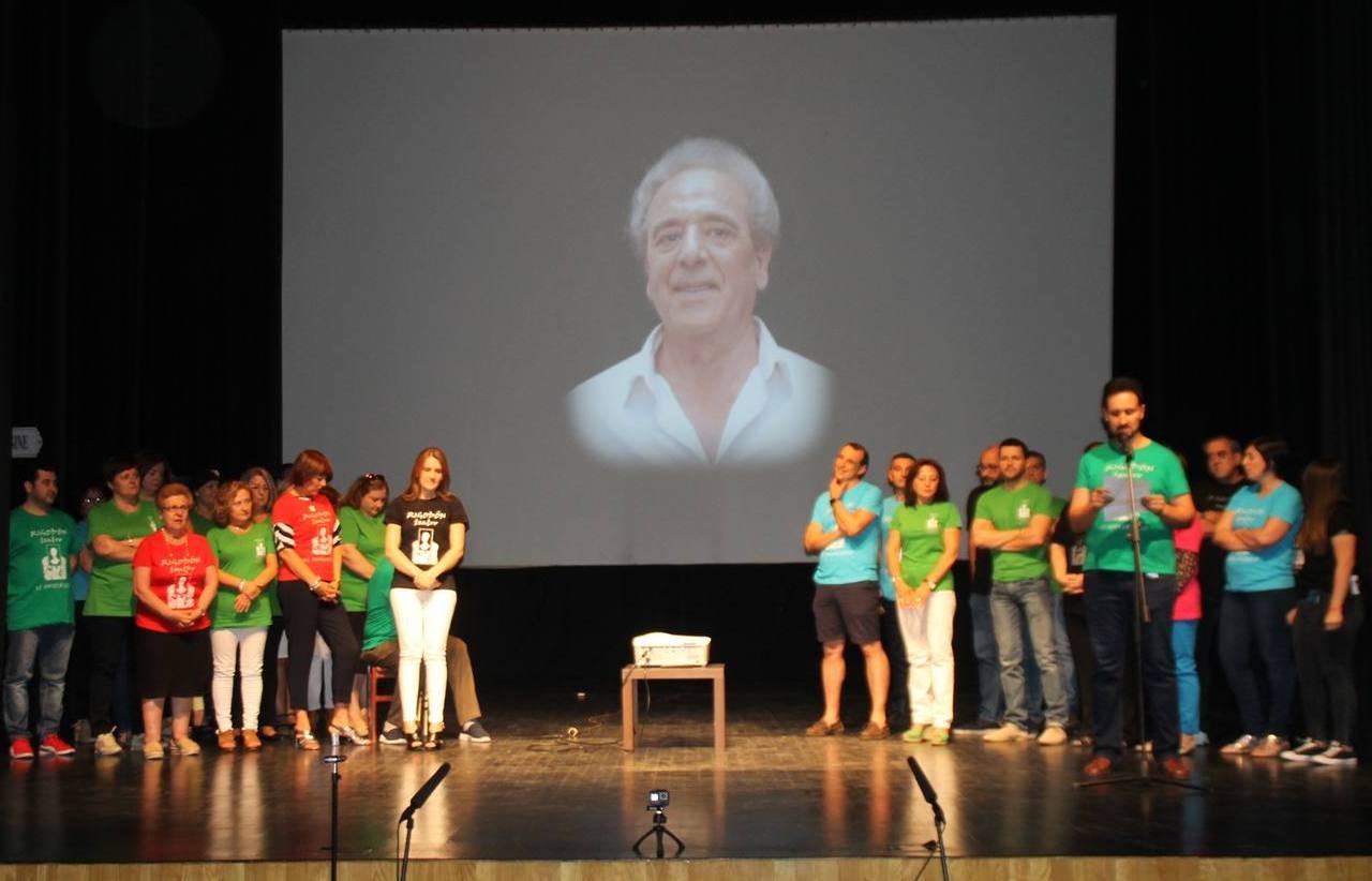 La imagen de Jualián Corbacho rodeada de sus compañeros, presidió el espacio del teatro que más feliz le hacía, el escenario.