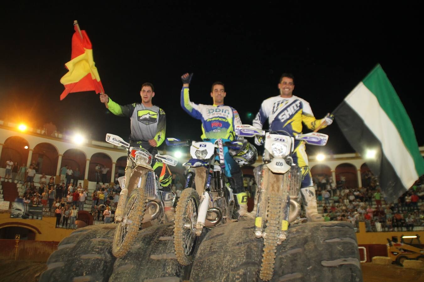 Los ganadores de la prueba, celebrando el triunfo.