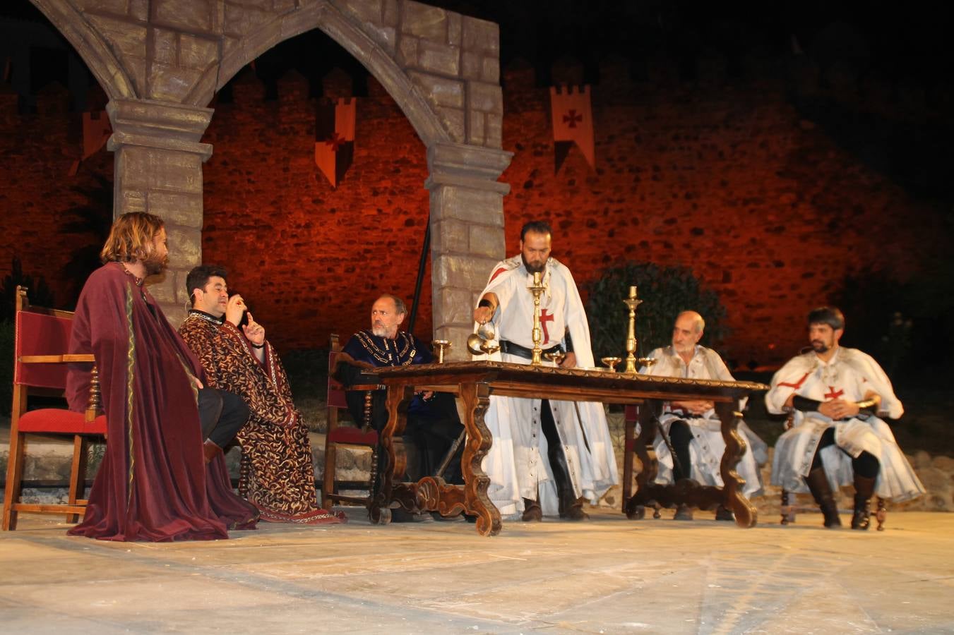 Escena de la obra 'El último templario de Xerez' que será representada, íntegramente por vecinos de la localidad, este viernes y el sábado, a las 22.30 horas en el recinto de 'Popagallina', con el lienzo de la muralla como telón de fondo. 