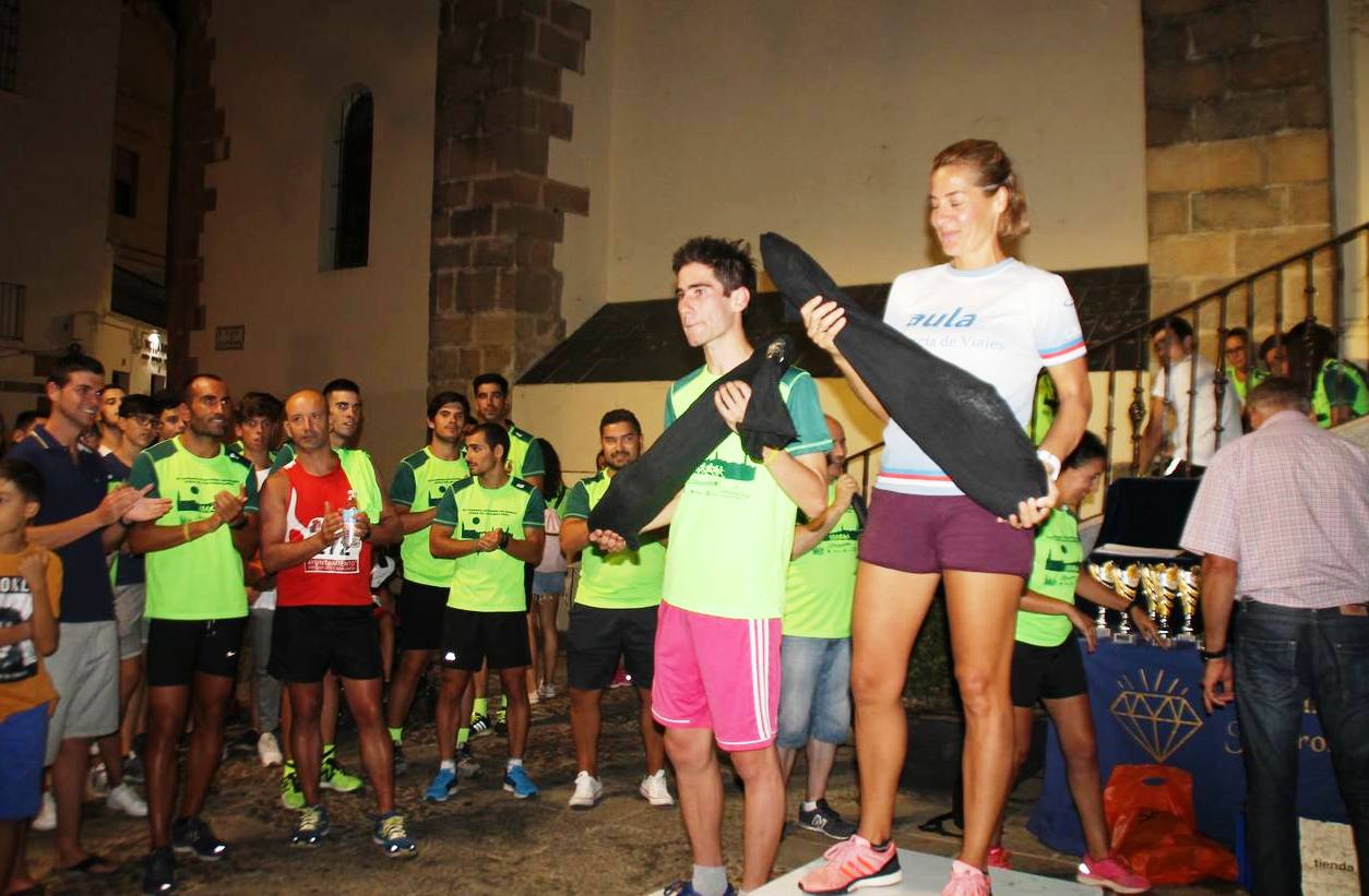 Manuel Gómez Lucas y Sara Candelario Cortijo, con su trofeo, como ganadores de la prueba absoluta.