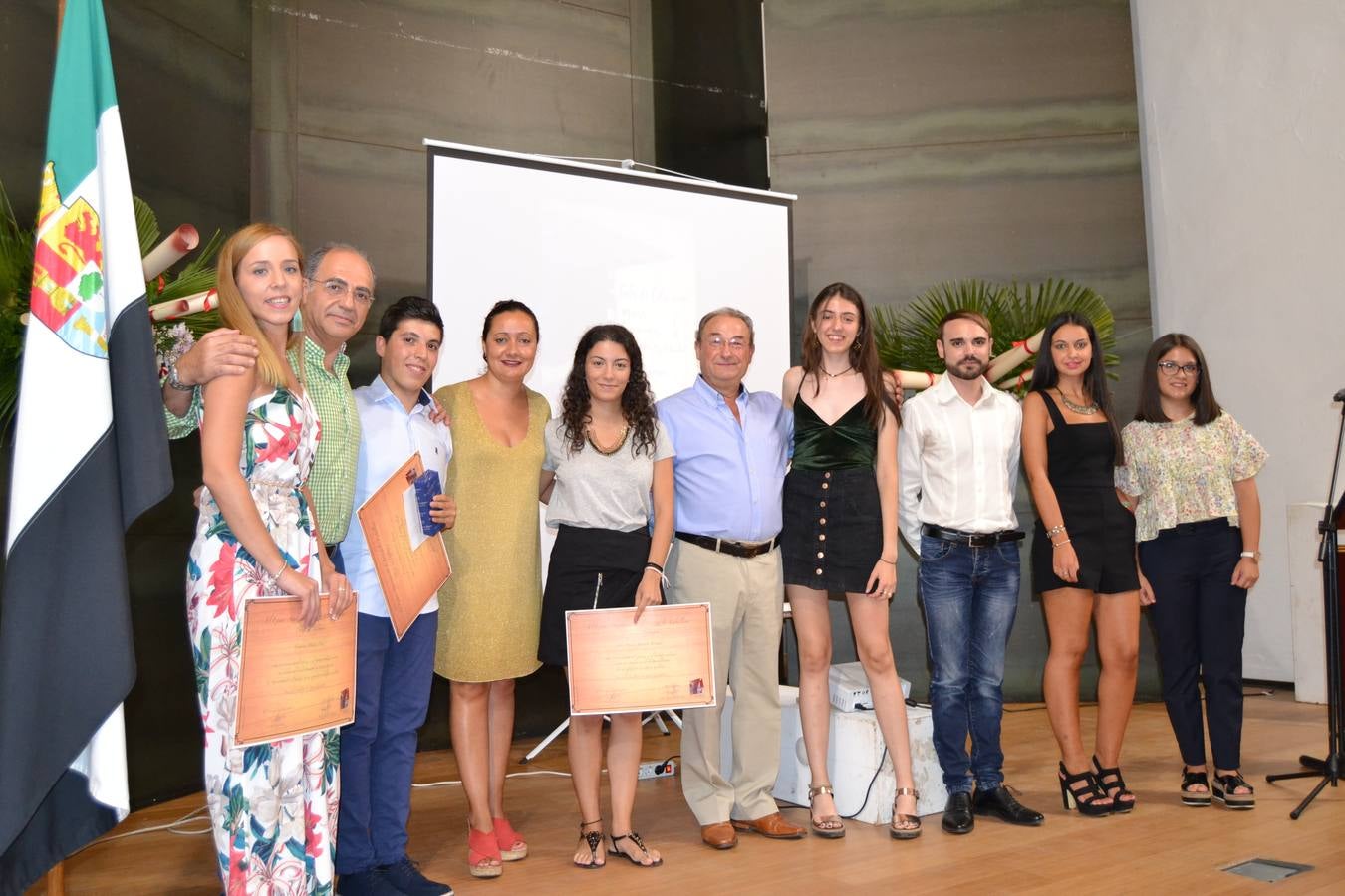 Alumnos premiados junto a autoridades y directores de los Institutos.