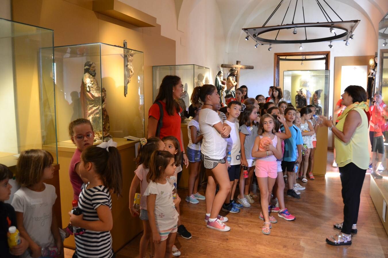 Niños participantes en el campamento en su visita, ayer, al Museo de Arte Sacro de Jerez de los Caballeros.