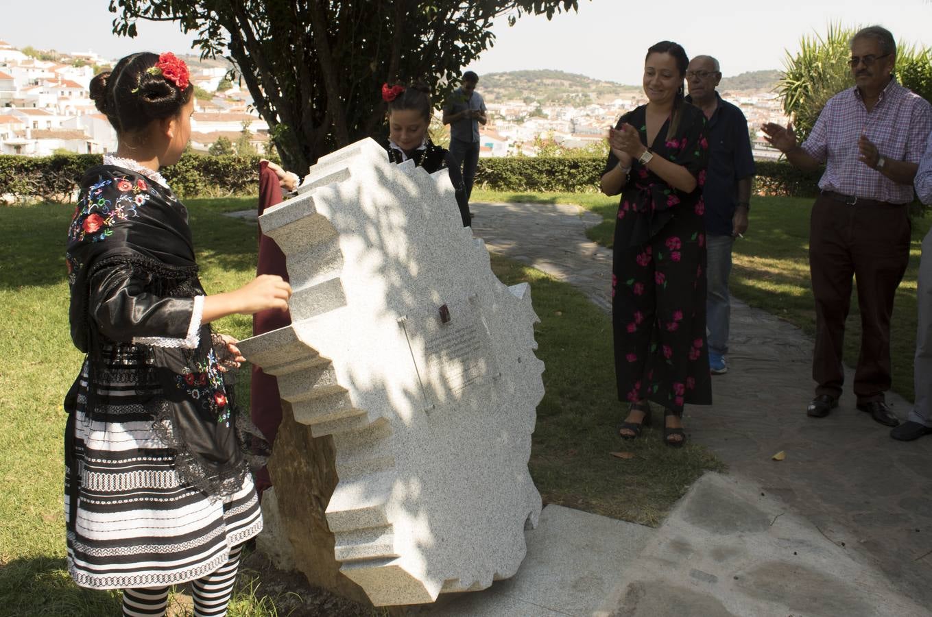 El acto ha culminado con la inauguración de un monolito en homenaje a los hombres y mujeres que han llevado y engrandecido el nombre de Extremadura.Mari Paz Romero.