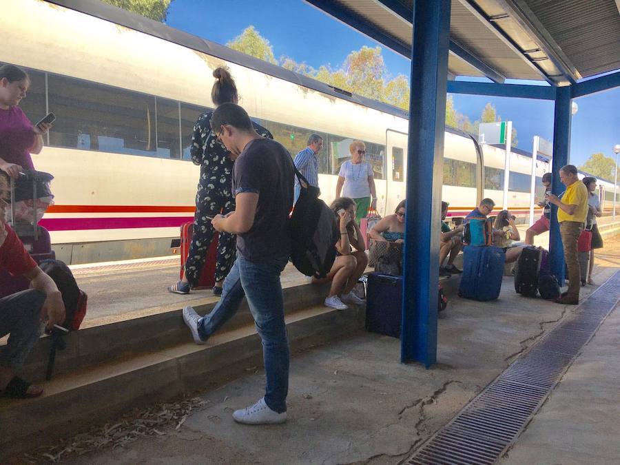 Viajeros esperando para subir a un tren.Archivo.