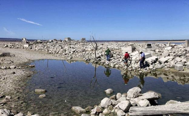 El año seco se visualiza en embalses como el de Valdecañas.