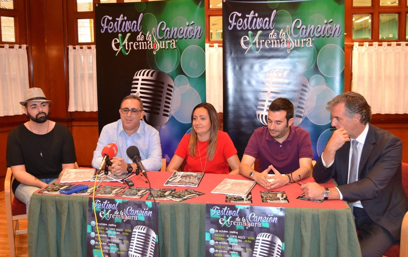 pVictoriano Baena, director del Festival junto a la alcaldesa de Jerez, el director del Instituto de la Juventud de Extremadura, Miguel Luna y Miguel Ángel Bolaños (izquierda), ganador de la pasada edición.