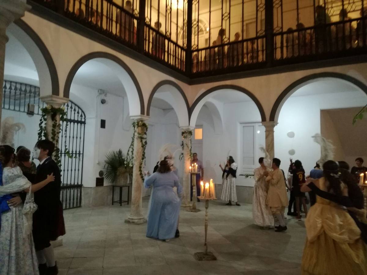 Público visitando el Palacio de 'Los Guzmanes' donde la Asociación del Belén 'Santa 'Angela' recreó un baile.