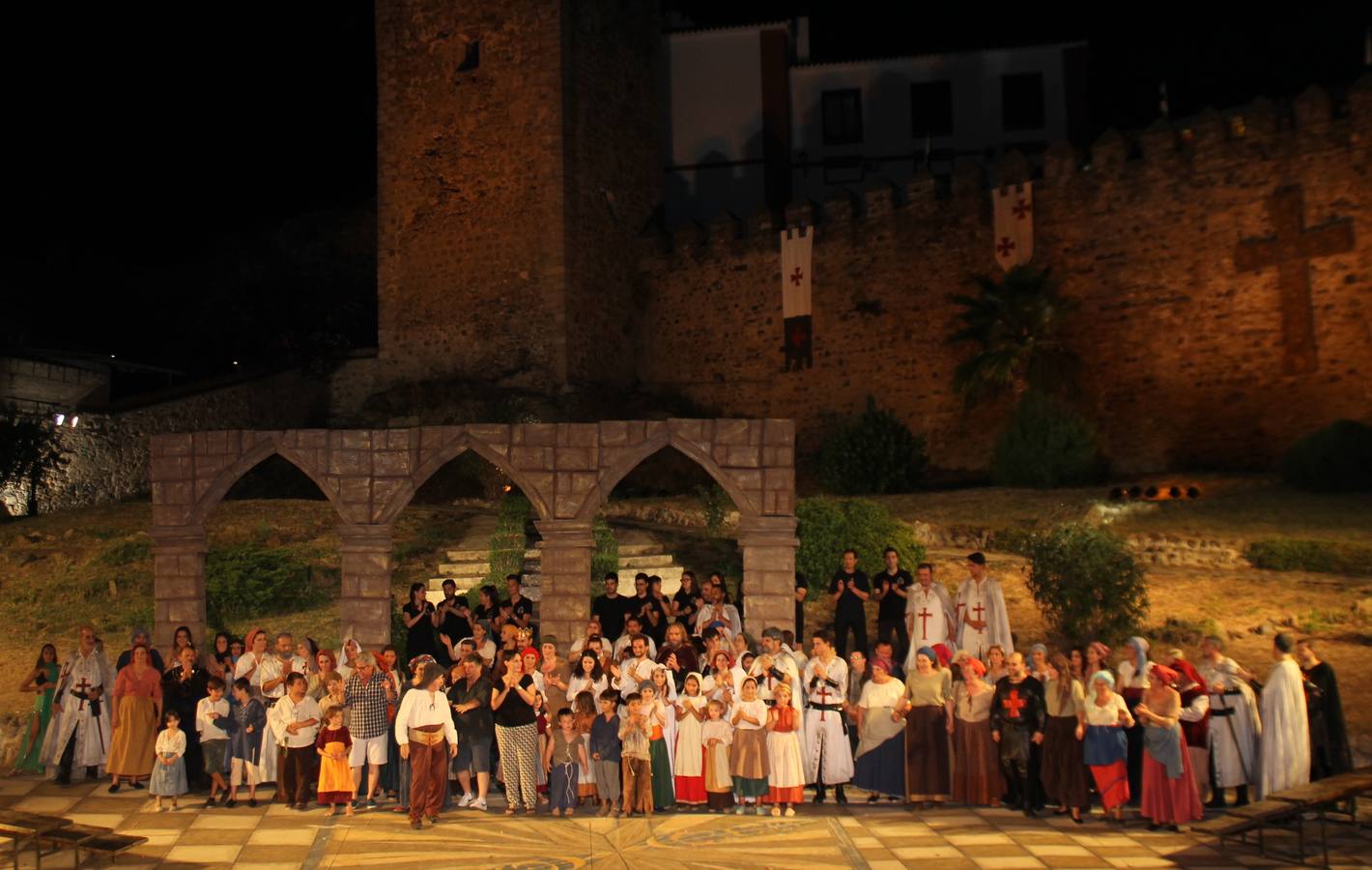 Vecinos y vecinas de Jerez, protagonistas de la obra 'El último templario de Xerez' recibiendo el aplauso del público.