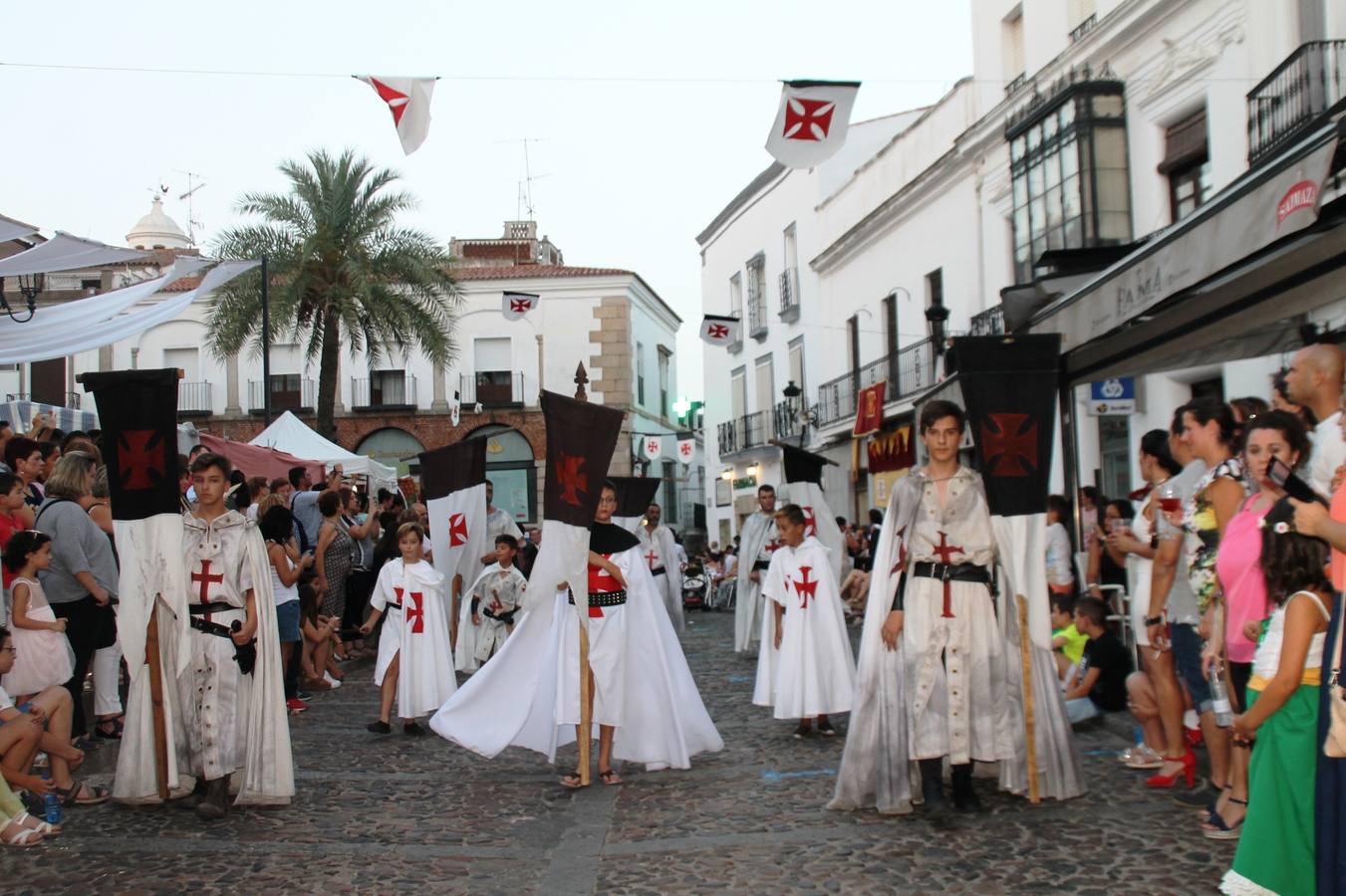 Participación ciudadana en el desfile inaugural de la pasad edición del Festival templario de Jerez de los Caballeros. Archivo HOY Jerez.