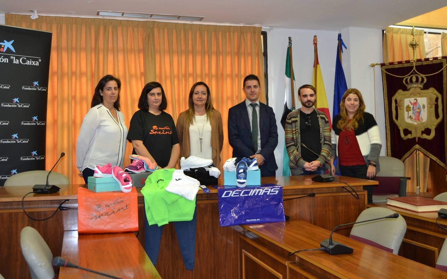 La alcaldes y el concejal de Bienestar Social con el director de La Caixa en Jerez y responsables de las dos tiendas de deporte que colaborarán en esta acción. 