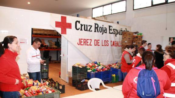 La sede del almacén de alimentos que gestiona Cruz Roja perrmanecerá abierta el sábado hasta las 16 horas.