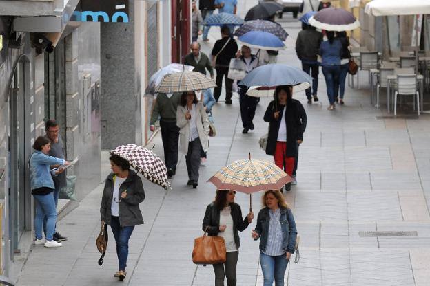 Personas en una céntrica calle de Mérida, una de las pocas ciudades que gana población.