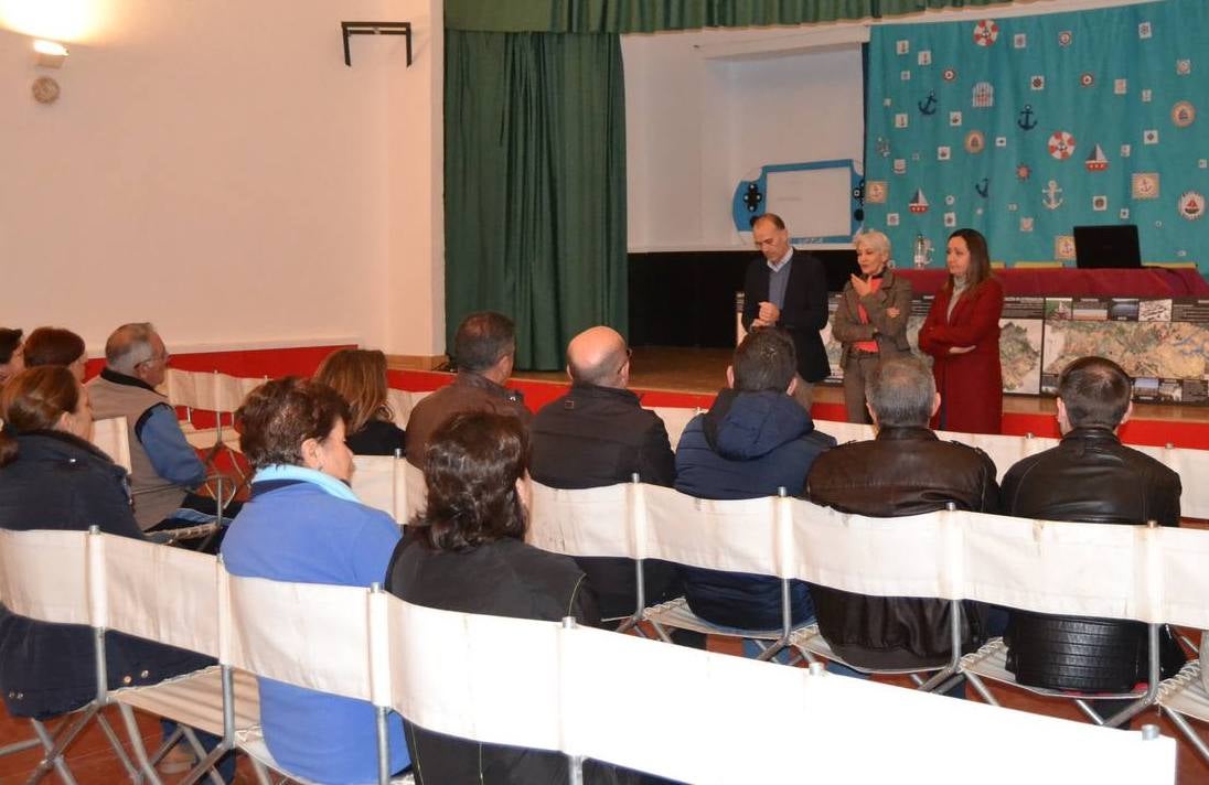 Un momento del encuento mantenido ayer con los vecinos de Valuengo.