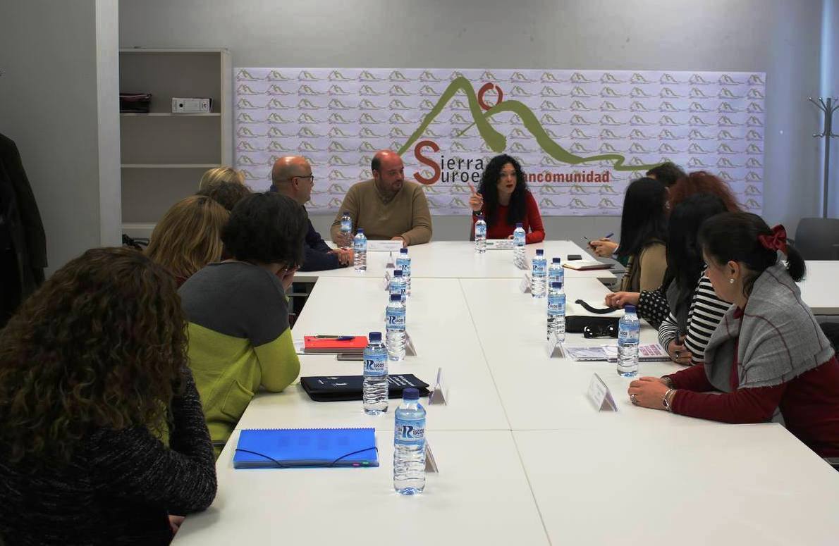 La directora general de Políticas Sociales junto al presidente de la Mancomunidad y el gerente de esta entidad en la reunión mantenida con las agentes que trabajan en los Servicios Sociales.