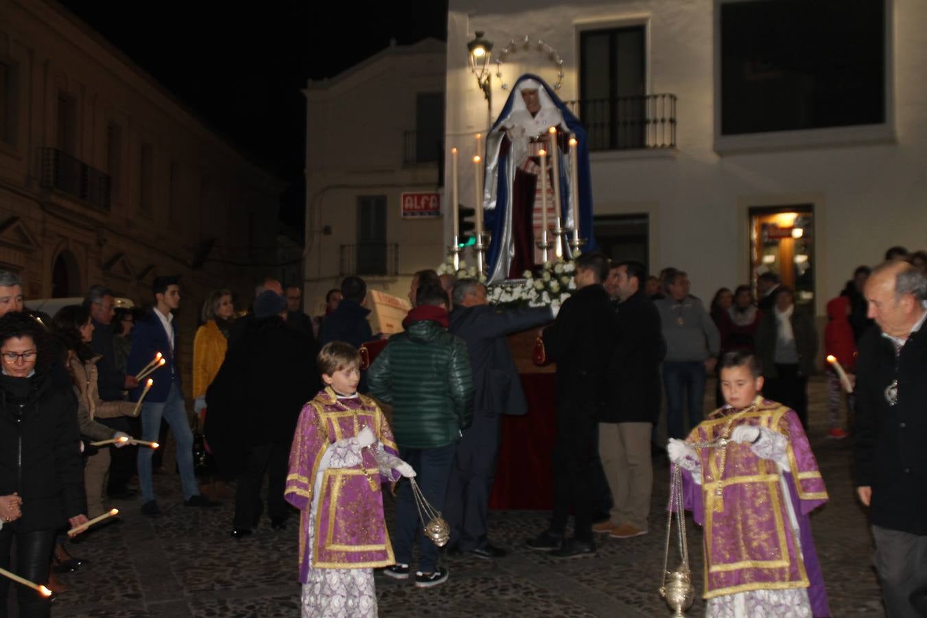Salida de la Virgen de la Amargura desde la iglesia de San Miguel.