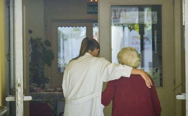 Las asociaciones extremeñas de Alzheimer abandonan varios programas de atención por falta de ayudas