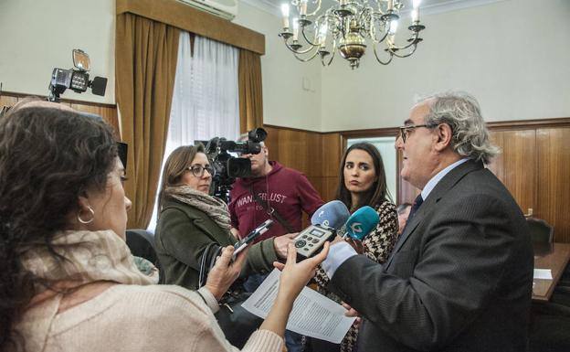 Juan Calixto Galán, fiscal jefe en Badajoz, atiende a los medios de comunicación.PAKOPÍ.