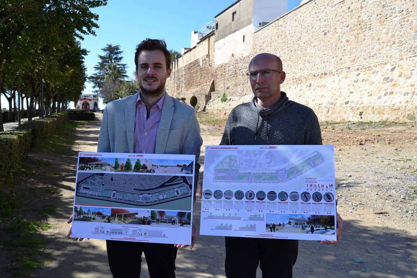 El arquitecto jerezano, José María Méndez (izquierda) mostrando su proyecto junto al primer teniente de alcalde, Feliciano Ciria, en el parque de Santa Lucía.