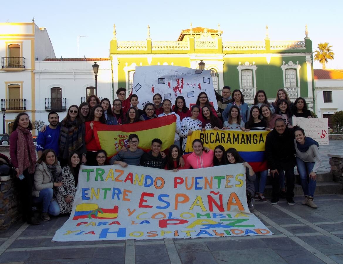 Jóvenes de la Red Solidaria de Jóvenes de 'Entreculturas' de convivencia en Oliva de la Frontera.