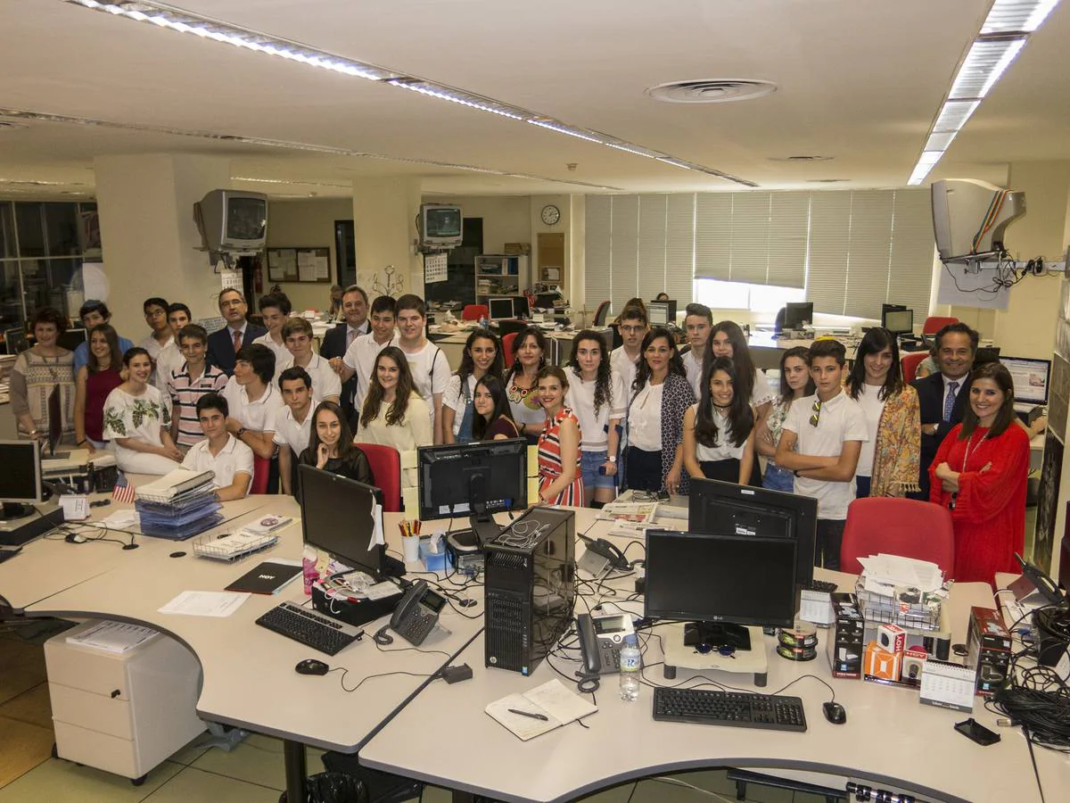 Ganadores del año pasado en la redacción de HOY con directivos del Diario y la portavoz de la Junta de Extremadura.